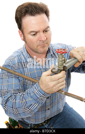 Klempner mit einer Rohrzange, einen Wasserhahn reparieren weißer Hintergrund Stockfoto