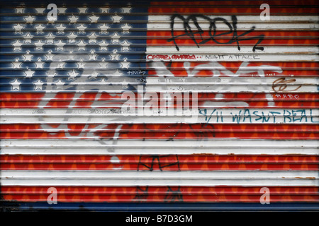 Die amerikanische Flagge auf einem Garagentor gemalt Stockfoto
