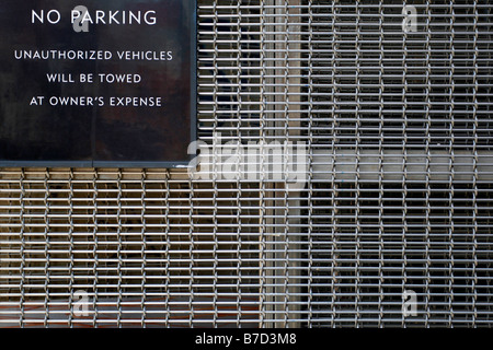 Kein Parkplatz-Schild an einem Metallgitter angebracht Stockfoto