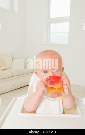 Ein Porträt von einem Baby Saft zu trinken. Stockfoto