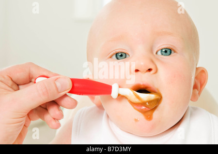 Ein Porträt von einem Baby sein Essen. Stockfoto