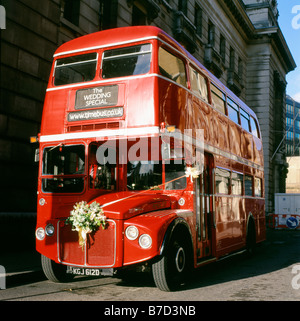 Die besondere Hochzeit Routemaster parkte Mal BUS in der Nähe des Tower of London im Zentrum von London, England UK KATHY DEWITT Stockfoto