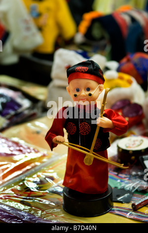 Eine musikalische chinesische Puppe zum Verkauf in einem lokalen Markt. Stockfoto