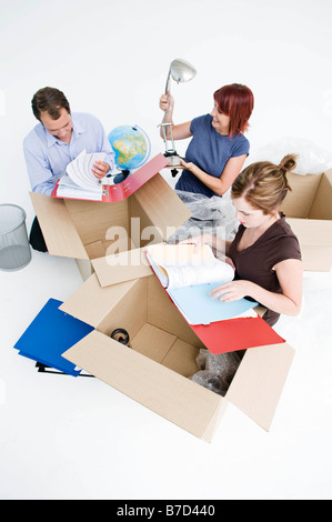 Geschäftskollegen entpacken Postfächer Stockfoto