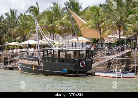 Touristischen Dhau neben Strand Restaurant Mtwapa Creek Mombasa Kenia Stockfoto