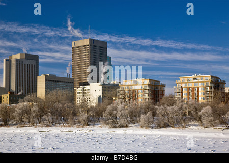 Eis auf dem gefrorenen roten Fluss solltest und Winnipeg Skyline, Manitoba, Kanada. Stockfoto