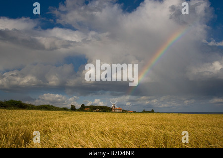 Regenbogen über Weybourne Windmühle an der North Norfolk-Küste Stockfoto