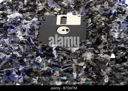 Floppy-Disk auf einem Bett aus geschredderten magnetische Medien Stockfoto