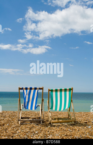 Zwei leere Liegestühle am Strand von Brighton. Stockfoto