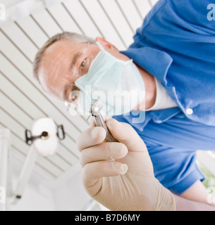 Männliche Zahnarzt dental Werkzeugen Stockfoto