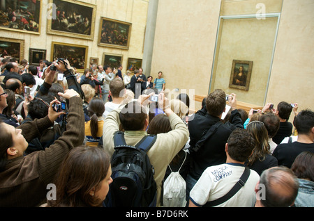 Mona Lisa - Masse der Touristen, die Bilder von der Gemälde im Louvre, Paris, Frankreich Stockfoto