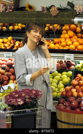 Woman Grocery Shopping, Florida, USA 1990er Stockfoto