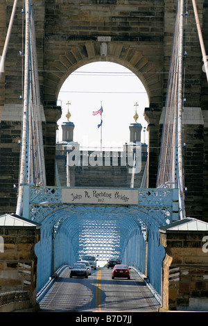 Autos überqueren die historische John A Roebling Brücke über den Ohio River aus Kentucky in Ohio Stockfoto