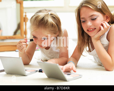 Des Mädchens setzen auf make-up Stockfoto