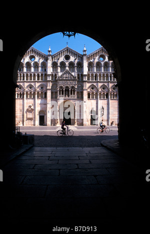 Verkürzung von Palazzo del Municipio Eingang mit Kathedrale, Ferrara, Emilia Romagna, Italien Stockfoto