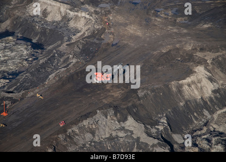 Eine Luftaufnahme des aktiven Ölsandbergbaus im Tagebau Alberta Kanada Stockfoto