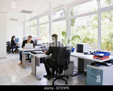 Arbeitnehmer in geschäftiges Büro Stockfoto