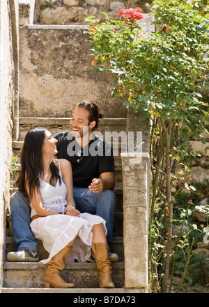 Mann und Frau sprechen auf Treppe Stockfoto