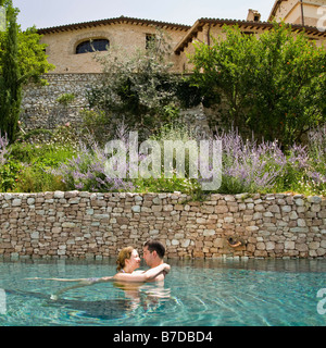 Mann und Frau in den Pool umarmen Stockfoto