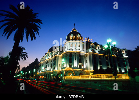 Das Negresco Palace Hotel an der Promenade des Anglais in der Nacht beleuchtet. Stockfoto
