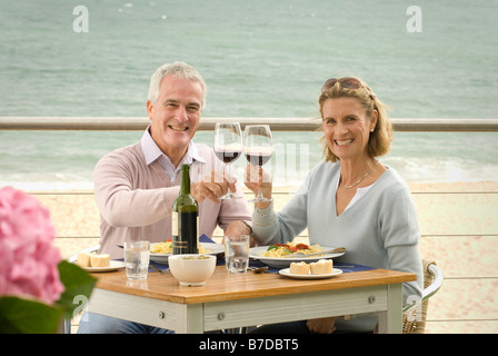 Paar, Essen im Restaurant am Meer Stockfoto