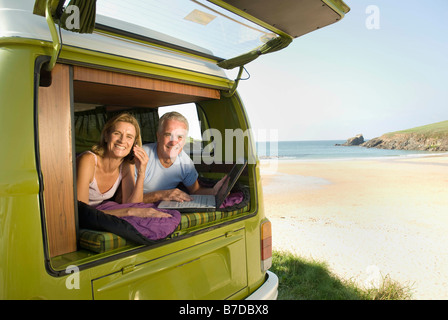 Älteres Paar im Wohnmobil liegend Stockfoto