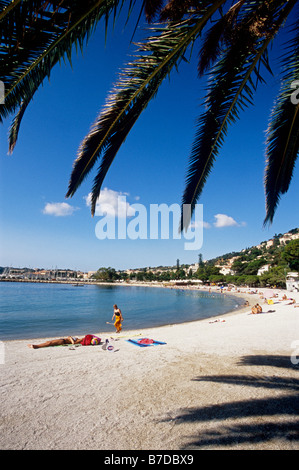 Der öffentliche Strand von Dorf Beaulieu-Sur-Mer in der Nähe von Cap-Ferrat Stockfoto