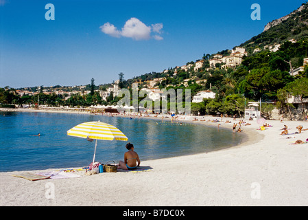 Der öffentliche Strand von Dorf Beaulieu-Sur-Mer in der Nähe von Cap-Ferrat Stockfoto