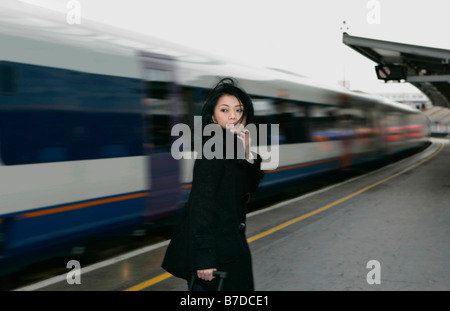 Frau am Bahnsteig Stockfoto