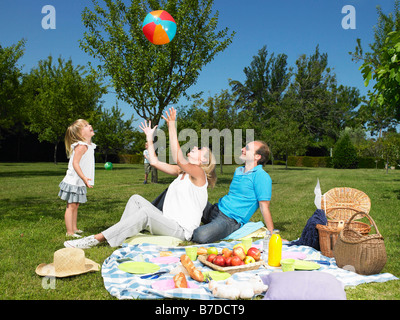 Familie mit einem Picknick im Garten Stockfoto