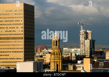 Das Hochhaus des Arndale Centre und ein Gebäude im Bau in der Stadt Centre, Manchester, England, UK Stockfoto