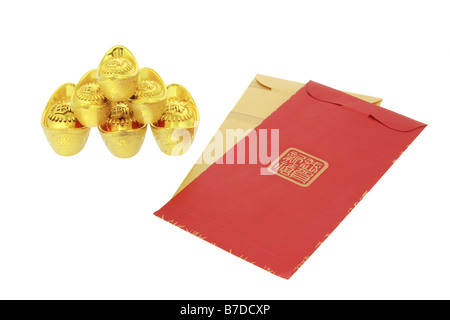 Chinesischen lunar New Year rote Pakete und Goldbarren Ornamente auf weißem Hintergrund Stockfoto