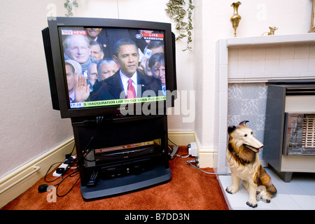 Betrachtet wird live im Fernsehen in den uk Barack Obama zum 44. US-Präsidenten vereidigt. Stockfoto