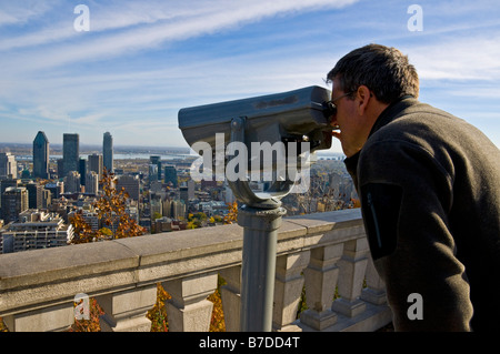 Mann, Blick auf die Stadt aus der Sicht des Observatoriums von Chalet du Mont Royal Montreal Kanada Stockfoto