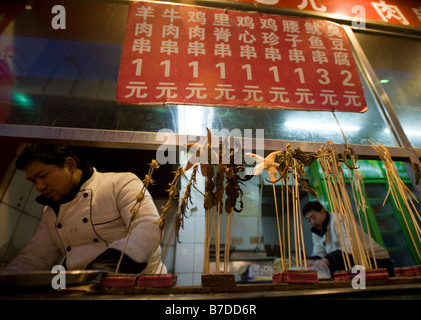 Traditionelle Snacks zum Verkauf bei Nacht Lebensmittelmarkt stall auf Wangfujing-Straße in Peking 2009 Stockfoto