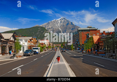 Banff Avenue in die sehr beliebte Stadt von Banff, in Alberta, Kanada. Diese der Haupteinkaufsstraße entfernt. Querformat Stockfoto