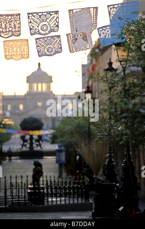 Weitläufige Fußgängerzone Plaza Tapatia w Kuppel des Instituto Cultural de Cabanas in Ferne Guadalajara Mexiko Stockfoto