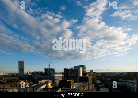 Blick über die Dächer und den Fluss Irwell aus einer Stadtzentrum Dachgeschoss Penthouse Wohnung, Manchester, England, UK Stockfoto