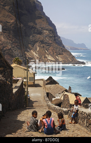 Kinder spielen auf dem Weg zur Cruzinha, Santo Antao, Cap Verde Inseln, Cabo Verde, Ponta Do Sol Stockfoto