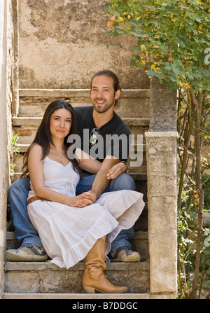Mann und Frau sprechen auf Treppe Stockfoto