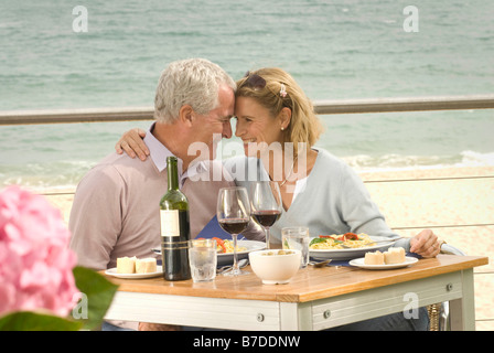 Paar, Essen im Restaurant am Meer Stockfoto