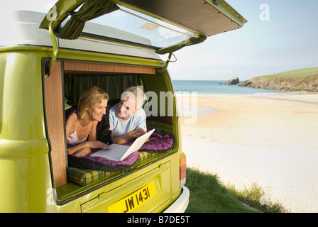 Älteres Paar im Wohnmobil liegend Stockfoto