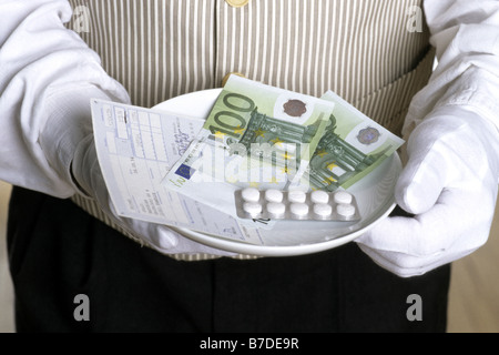 Medicene und Baknnotes auf einem Teller, Europa Stockfoto