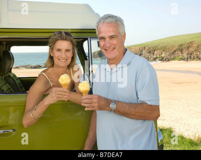 Älteres paar Eis essen Stockfoto