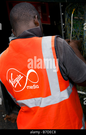 Virgin Mobile Ingenieure verbinden ein Haus der Jungfrau Telefon, Internet und Kabel-TV-Netzwerk in Nord-London Stockfoto