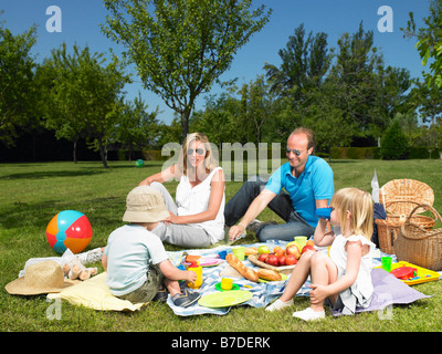 Familie mit einem Picknick im Garten Stockfoto