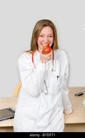 Ärztin zu essen Apfel Stockfoto