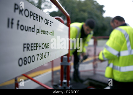 BT-Ingenieure Befestigung Telefonleitungen in Nord-London Stockfoto