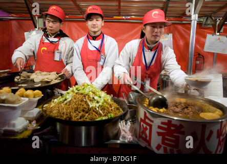 Anbieter bei einem Food stall in Donghuamen Straße Nacht Lebensmittel-Markt in Peking 2009 Stockfoto
