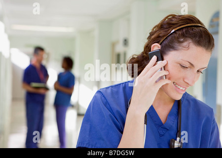 Eine Ärztin am Telefon Stockfoto